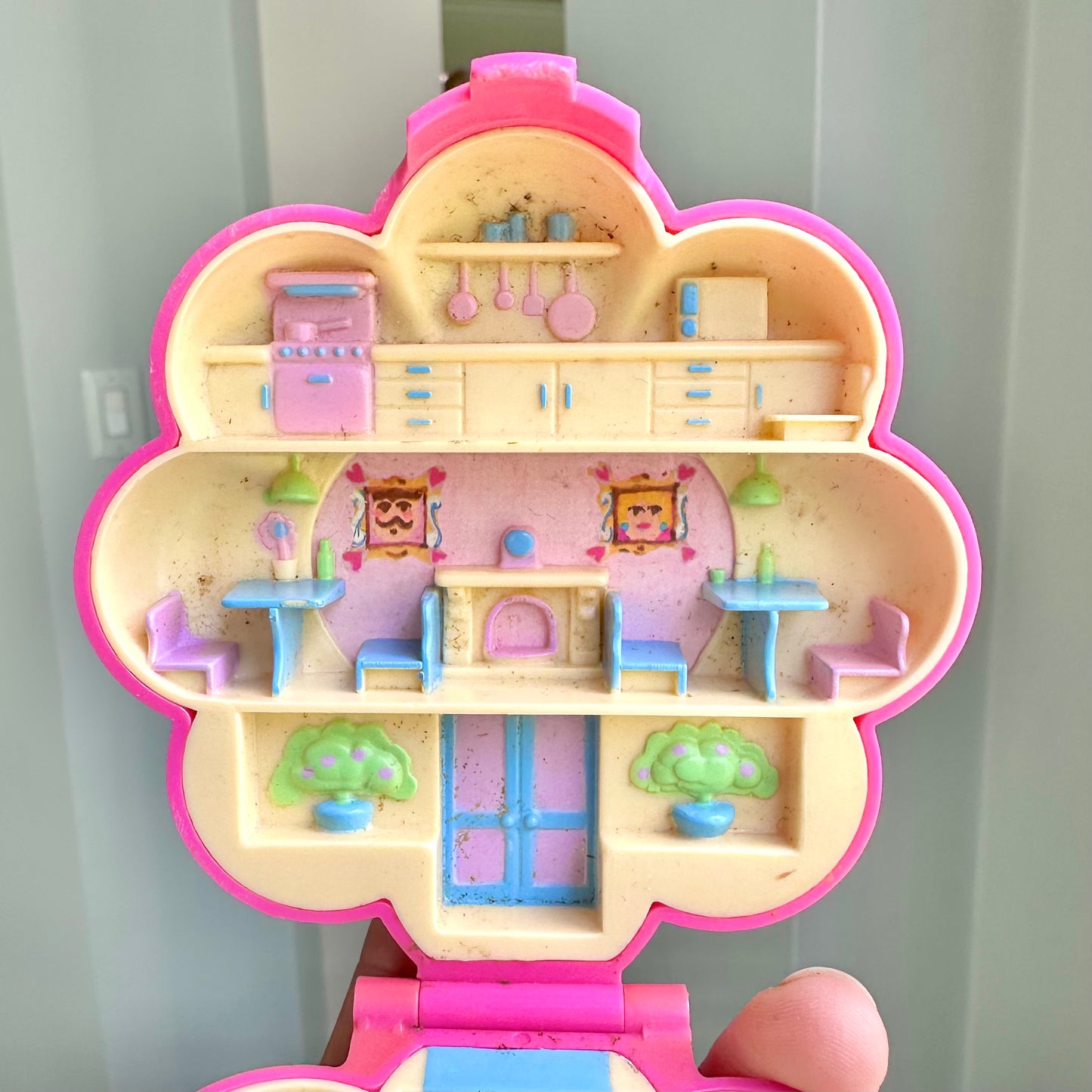1990 Polly Pocket “Mr Fry’s Restaurant” Compact *Read*