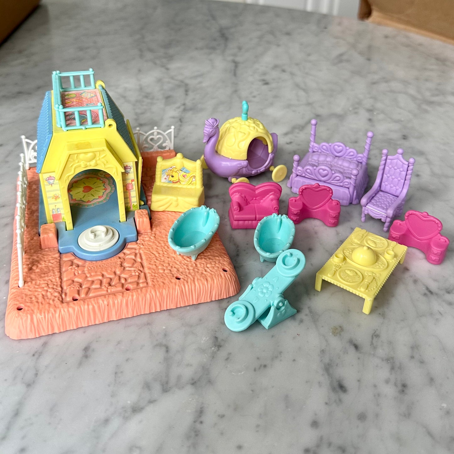 Vintage G1 My Little Pony-Petite Ponies Happy Hearts Cottage and Accessories