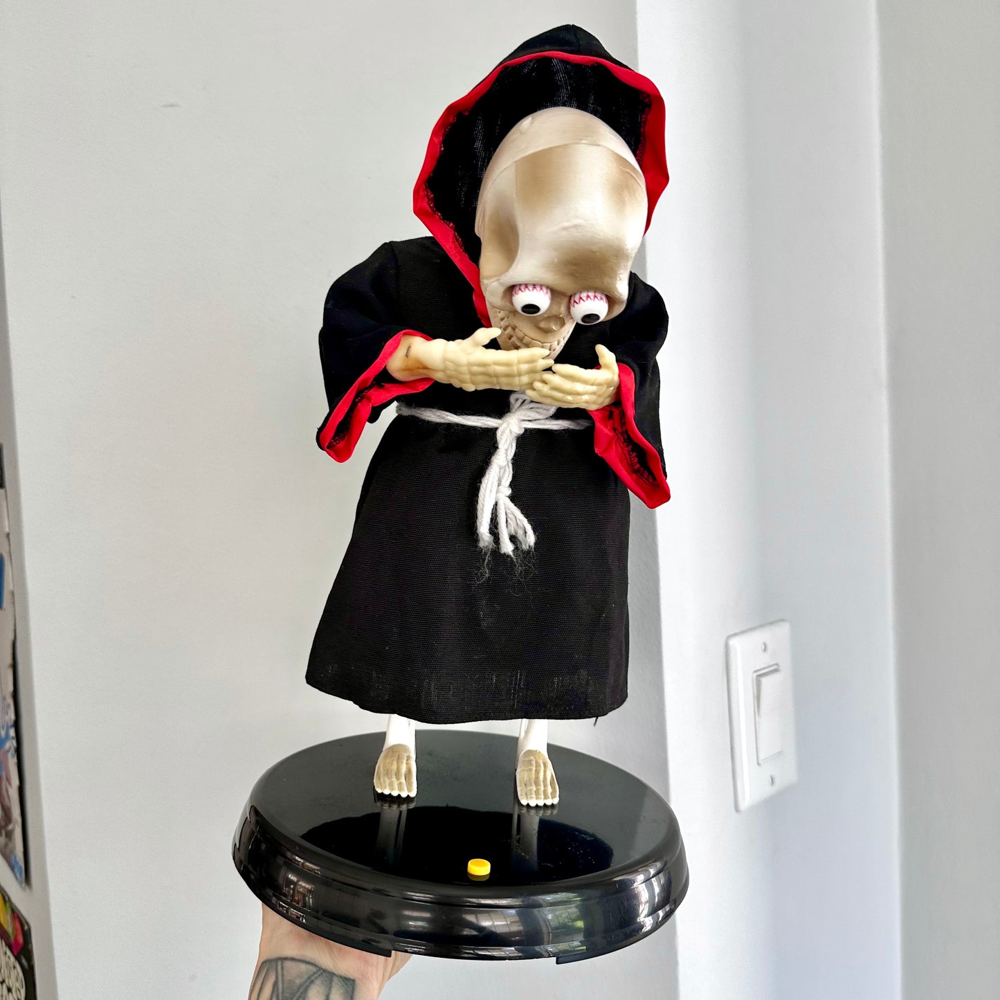 2002 Gemmy Head Catching Singing Skeleton