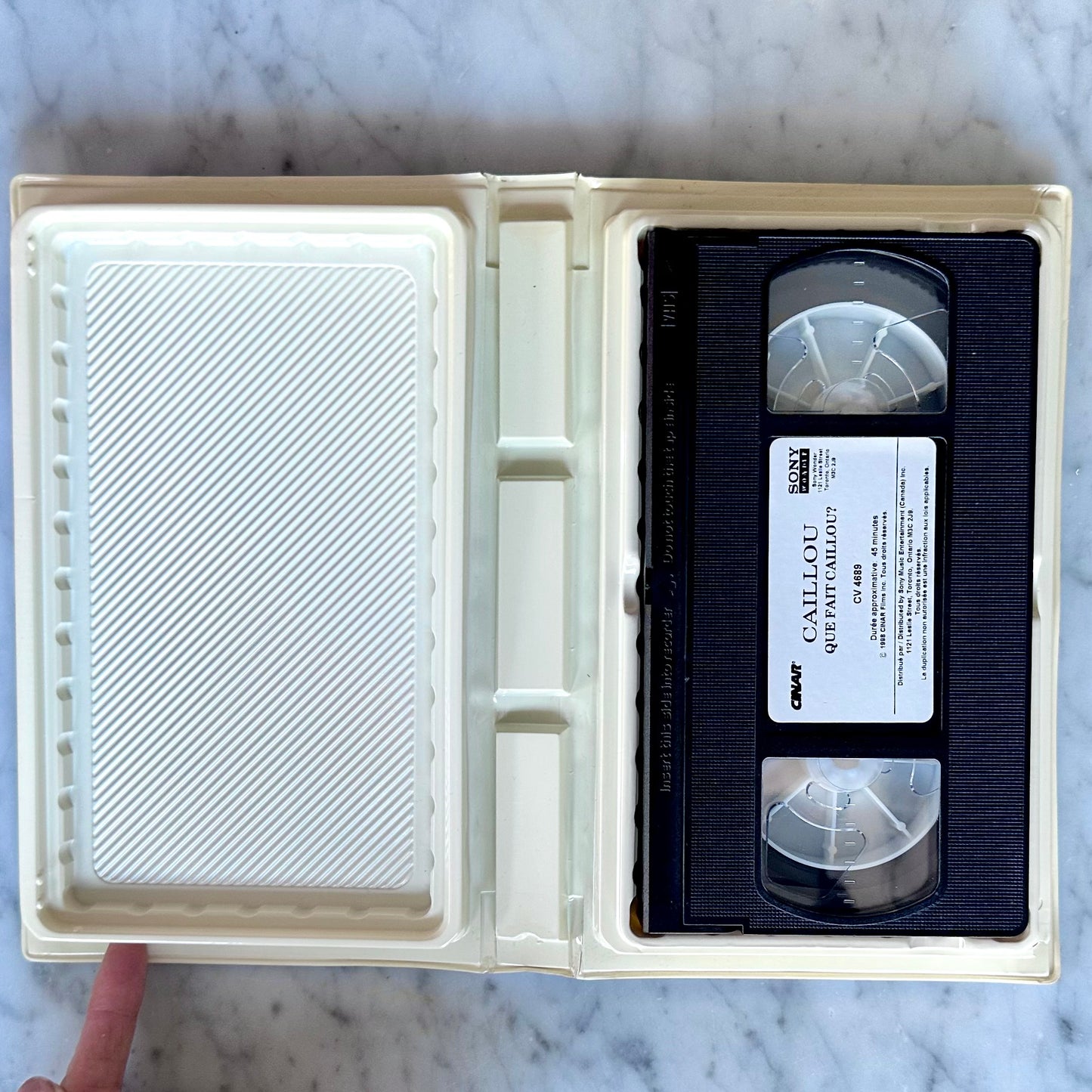 1998 Caillou “Que Fait Caillou?” French VHS