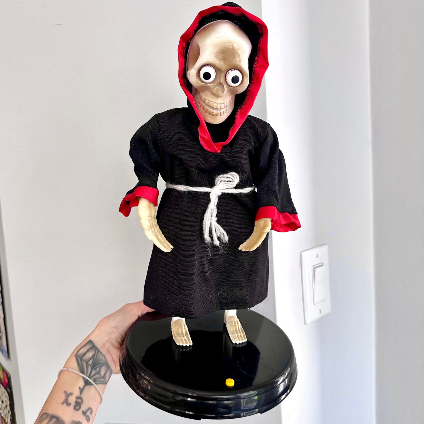 2002 Gemmy Head Catching Singing Skeleton