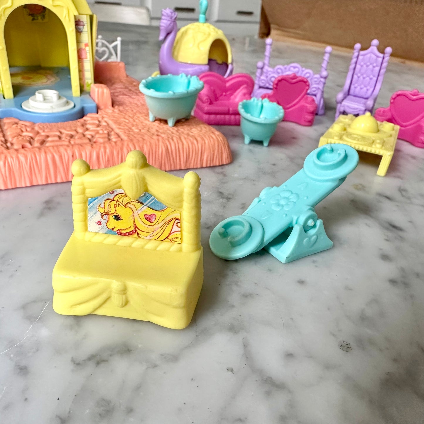 Vintage G1 My Little Pony-Petite Ponies Happy Hearts Cottage and Accessories