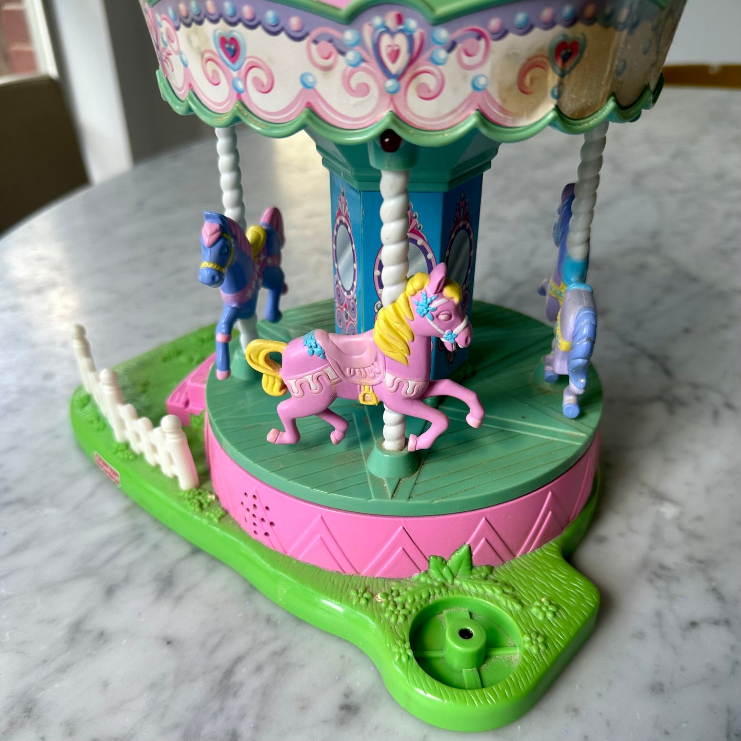 2005 Fisher Price Merry Go Round Loving Family Sweet Streets Carousel