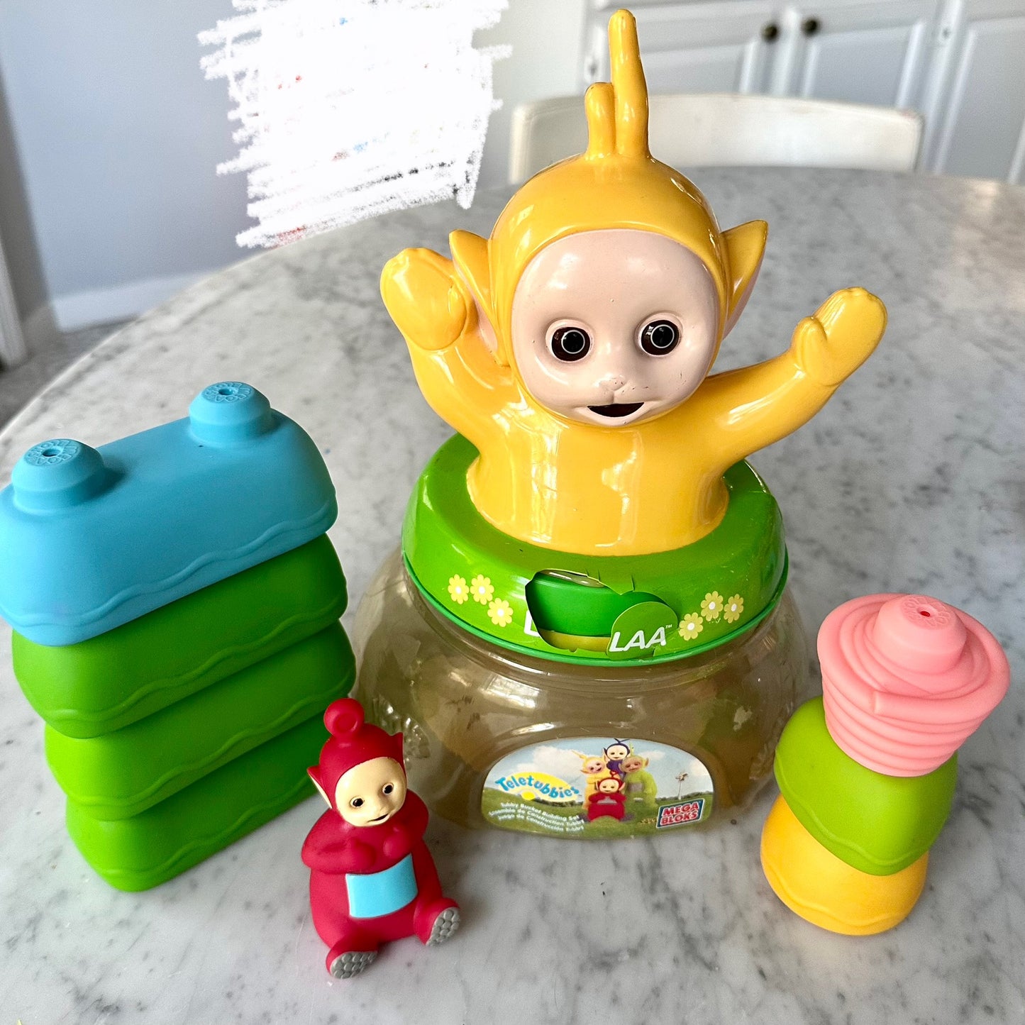 1998 Mega Bloks Teletubbies LAA-LAA Tubby Bucket Building Set