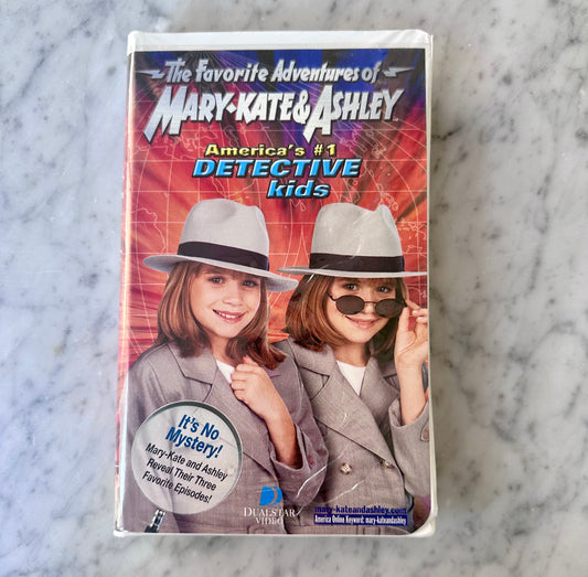 2000 The Favorite Mysteries of Mary Kate and Ashley