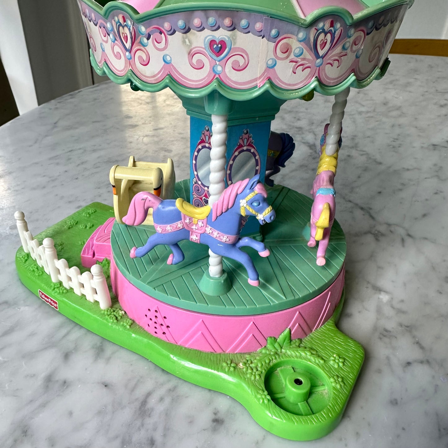 2005 Fisher Price Merry Go Round Loving Family Sweet Streets Carousel