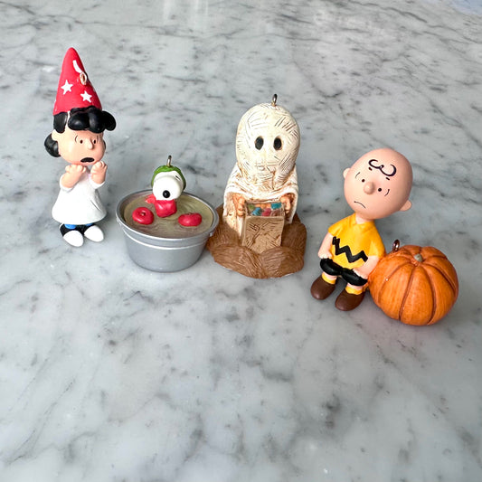 2008 The Peanuts Gang “It's The Great Pumpkin” 4 Ornament Set