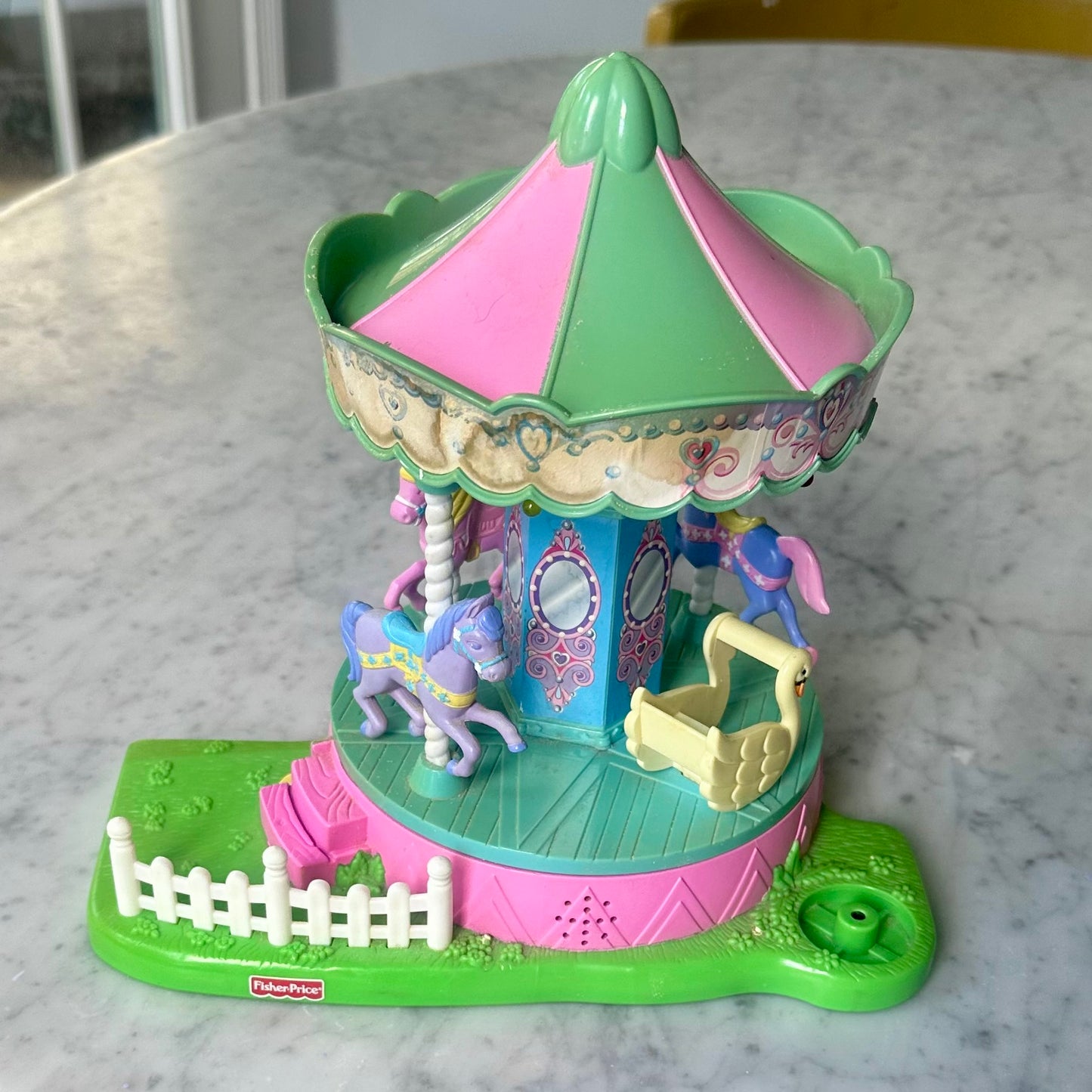 2005 Fisher Price Merry Go Round Loving Family Sweet Streets Carousel