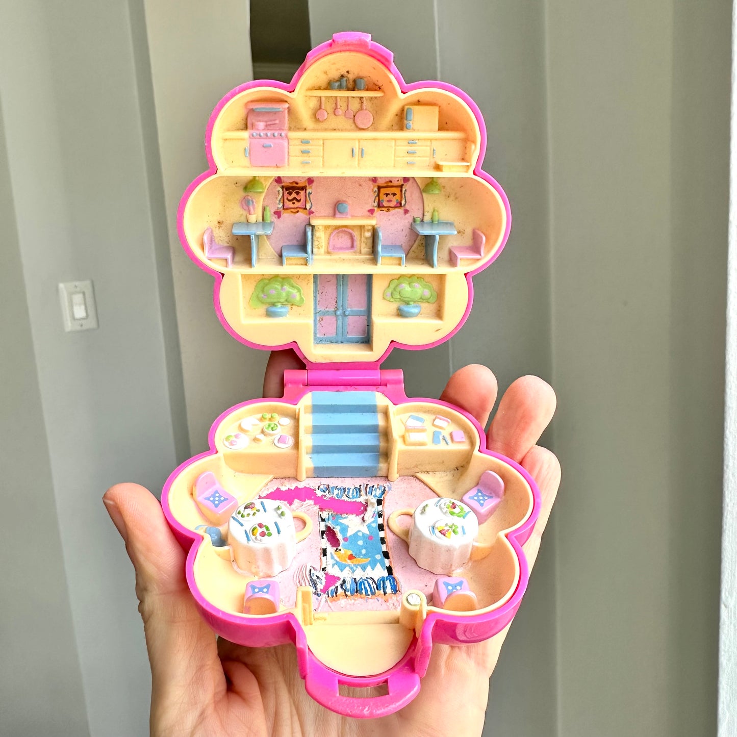 1990 Polly Pocket “Mr Fry’s Restaurant” Compact *Read*