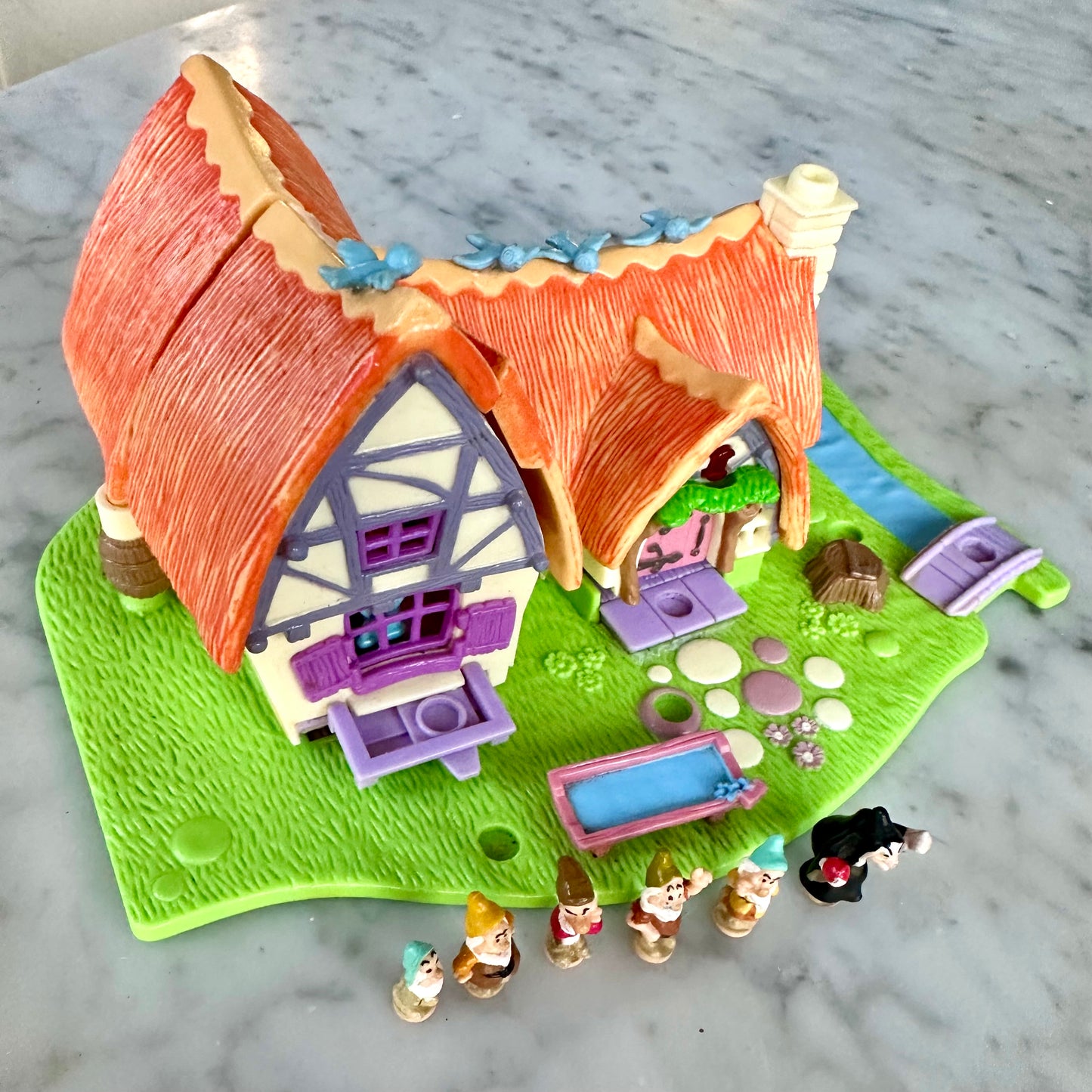 1995 Polly Pocket Snow White and the Seven Dwarfs Playset
