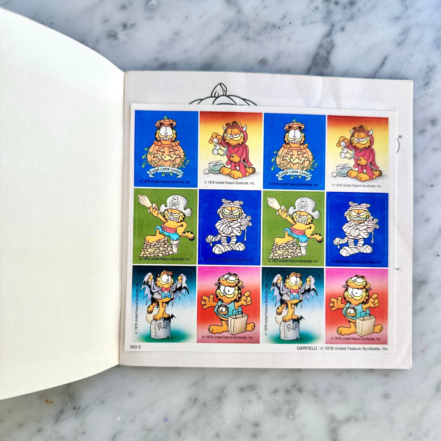 1990 Garfield “and the Halloween Party” Mini Book With Stickers