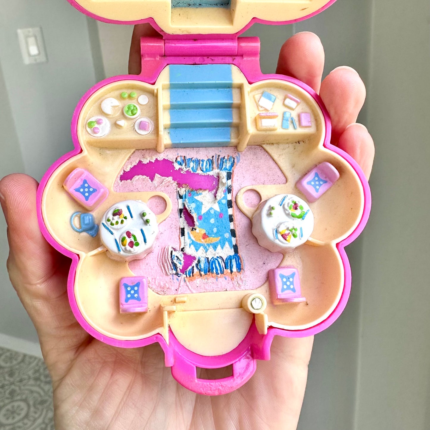 1990 Polly Pocket “Mr Fry’s Restaurant” Compact *Read*