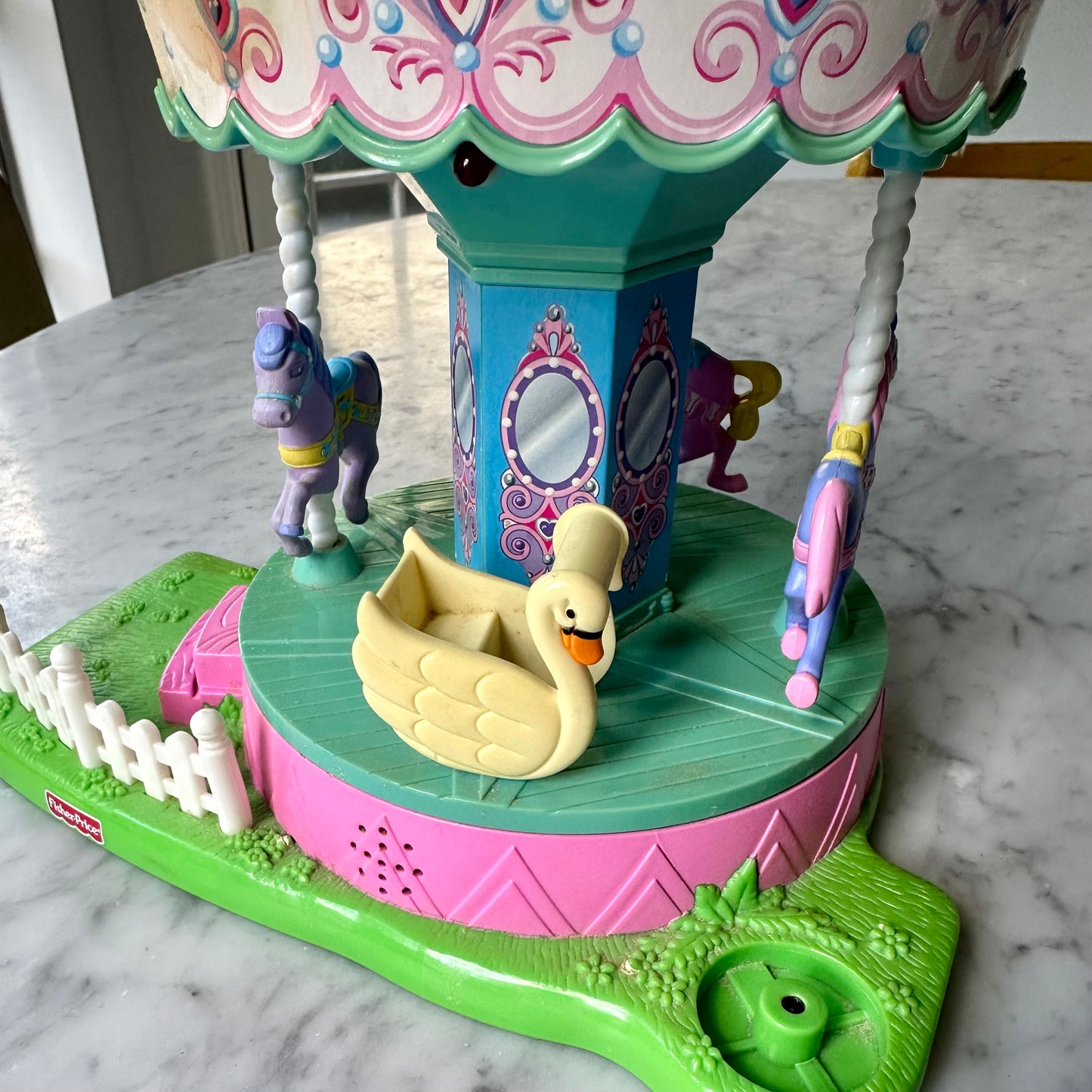 2005 Fisher Price Merry Go Round Loving Family Sweet Streets Carousel